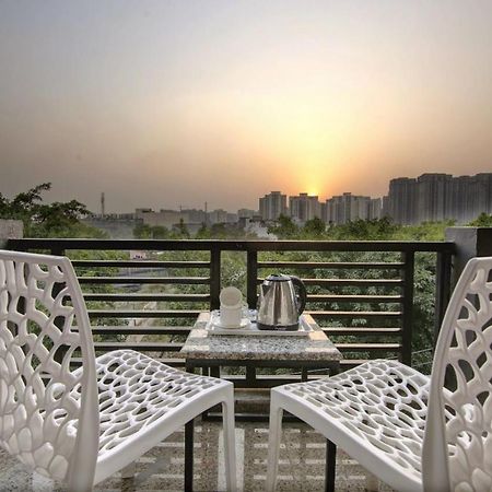 Hotel Premier Noida 135 Bagian luar foto