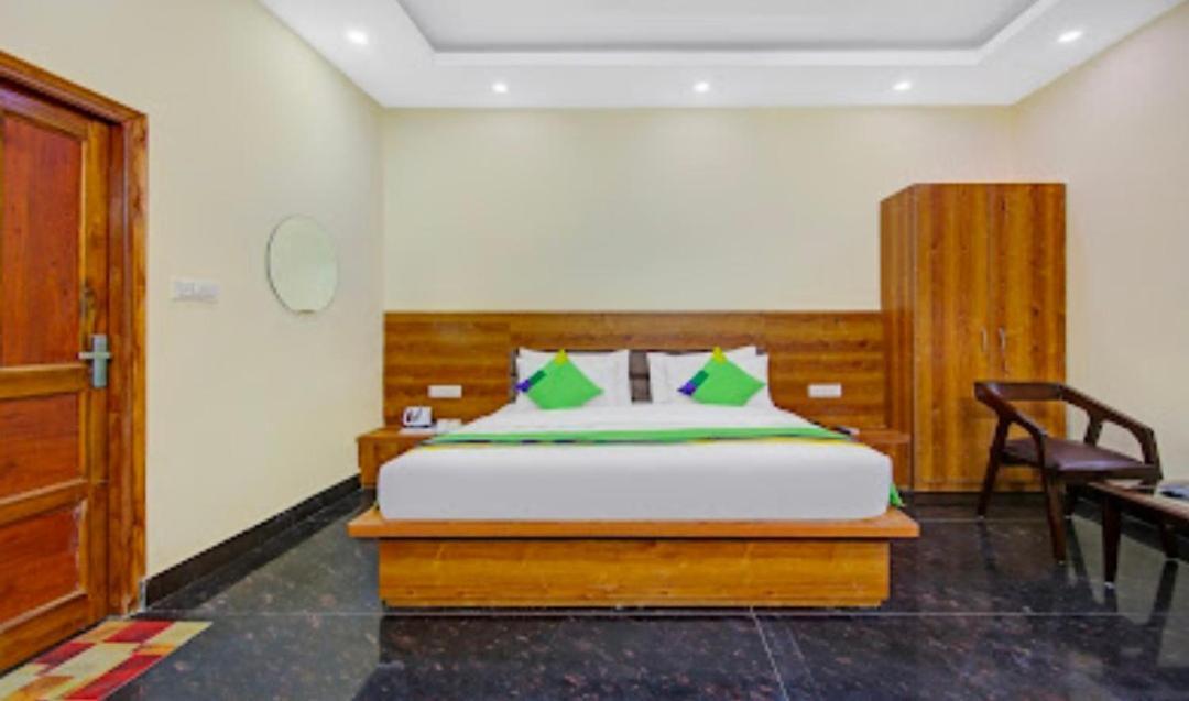 Hotel Premier Noida 135 Bagian luar foto