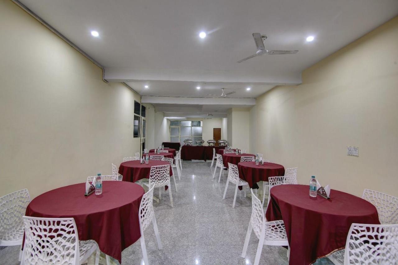Hotel Premier Noida 135 Bagian luar foto