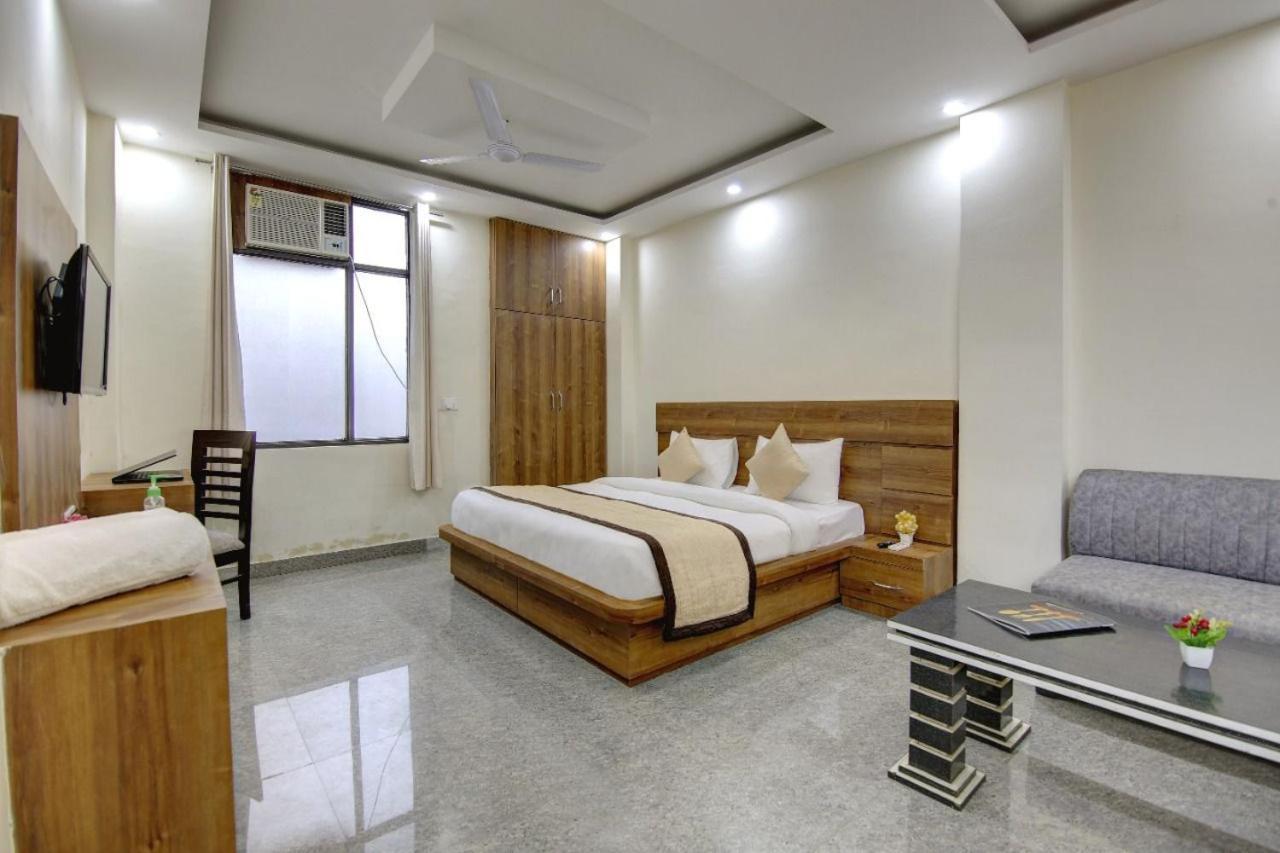 Hotel Premier Noida 135 Bagian luar foto