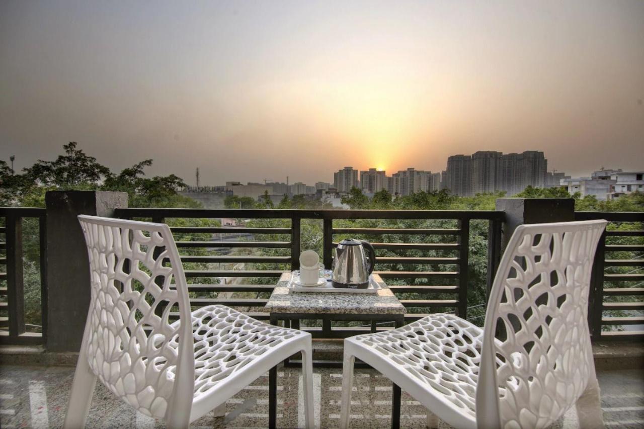 Hotel Premier Noida 135 Bagian luar foto