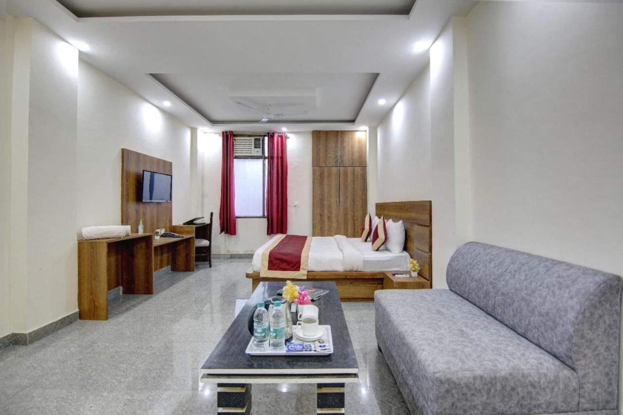 Hotel Premier Noida 135 Bagian luar foto