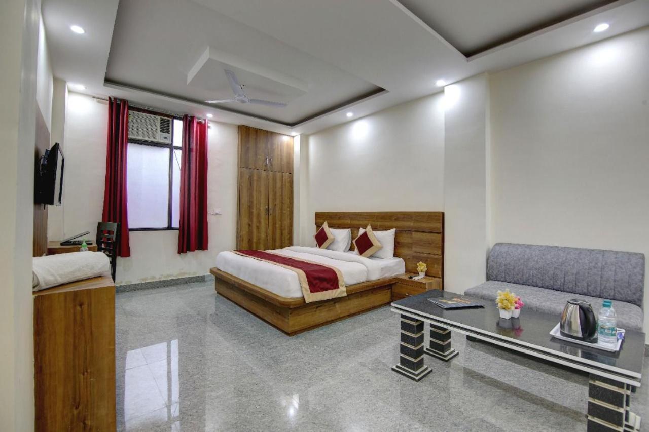 Hotel Premier Noida 135 Bagian luar foto
