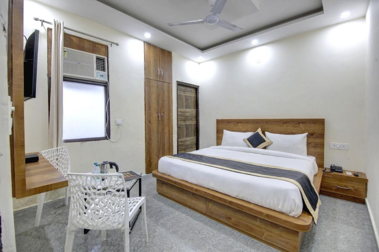 Hotel Premier Noida 135 Bagian luar foto