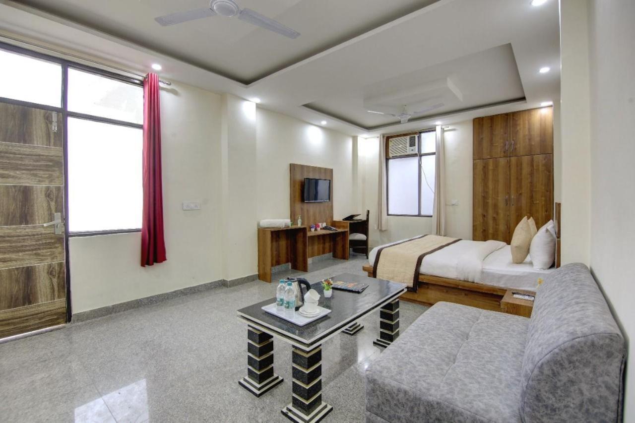 Hotel Premier Noida 135 Bagian luar foto