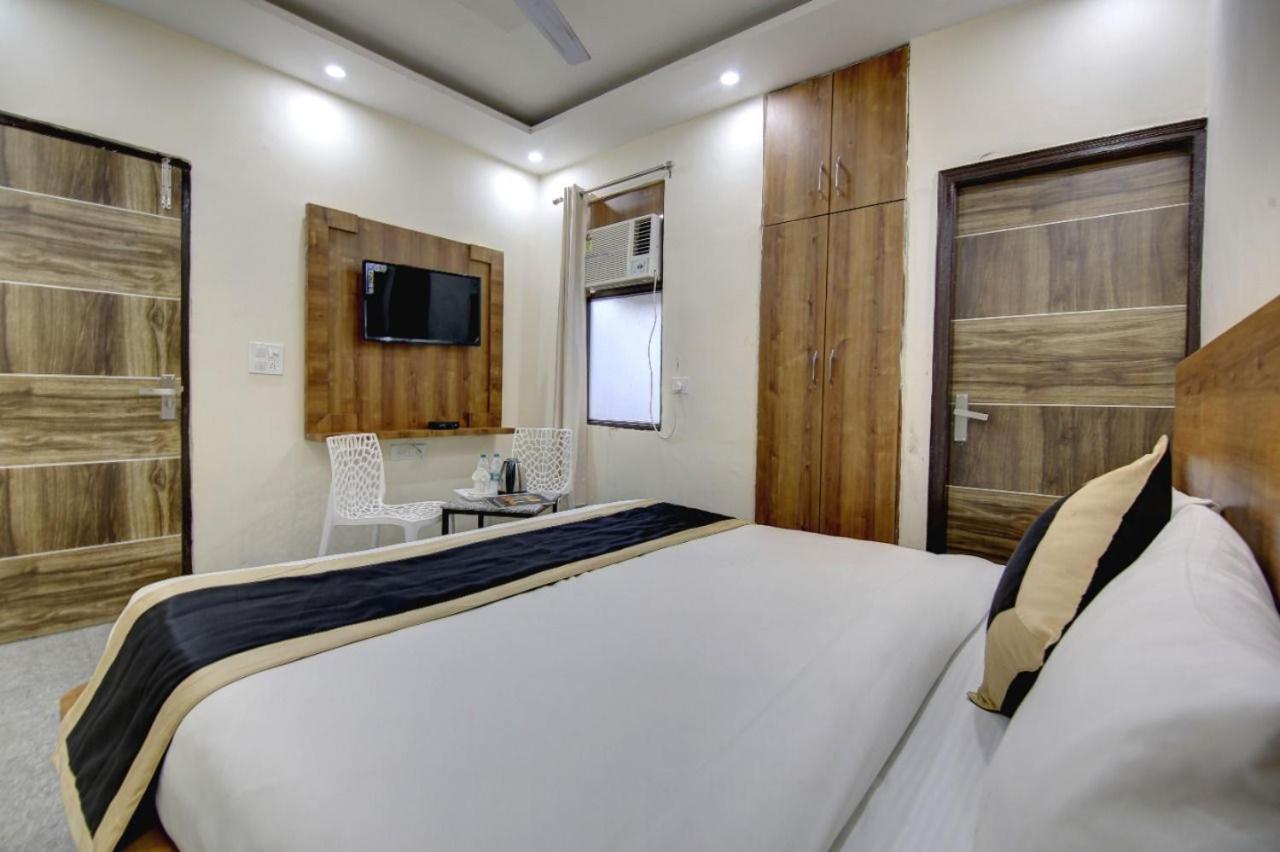 Hotel Premier Noida 135 Bagian luar foto