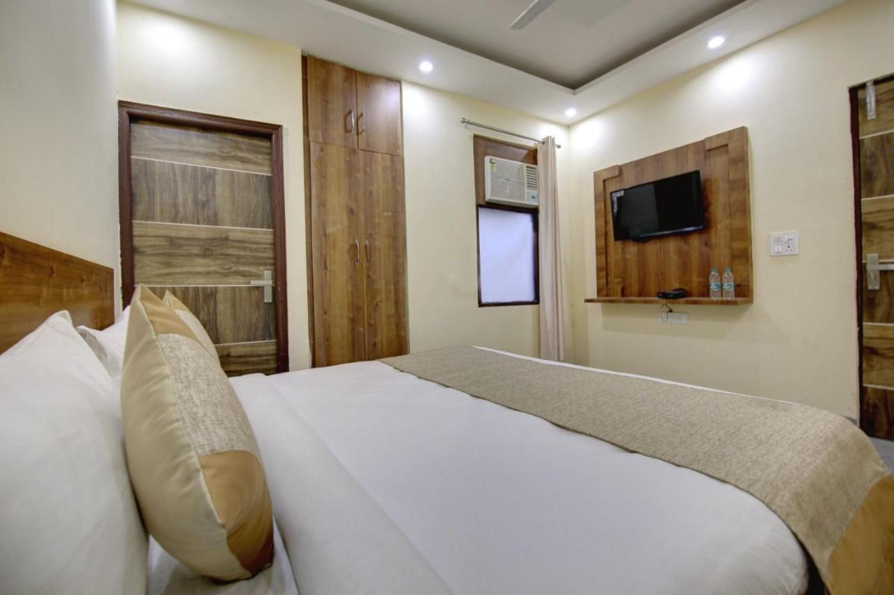 Hotel Premier Noida 135 Bagian luar foto