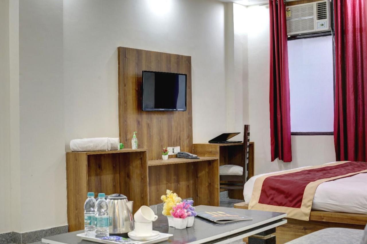 Hotel Premier Noida 135 Bagian luar foto