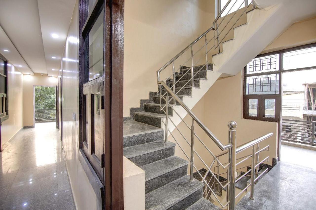 Hotel Premier Noida 135 Bagian luar foto